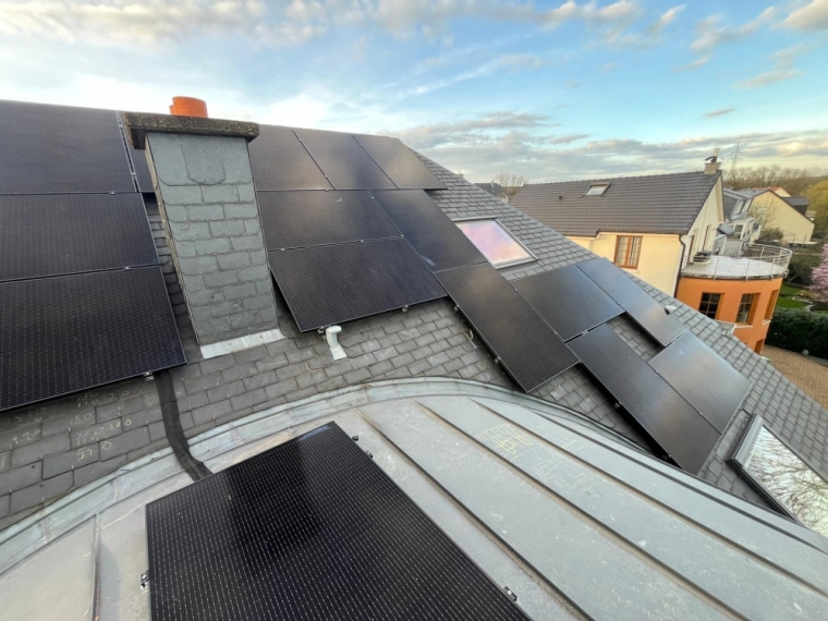 Installation de panneaux solaires à Sanem, Luxembourg, ENR LUX